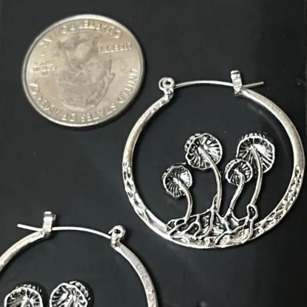 ‼️$7‼️🆕 Retro Bohemian Style Gothic Mushroom Hoop Earrings Alloy Jewelry 🍄 - Picture 5 of 7